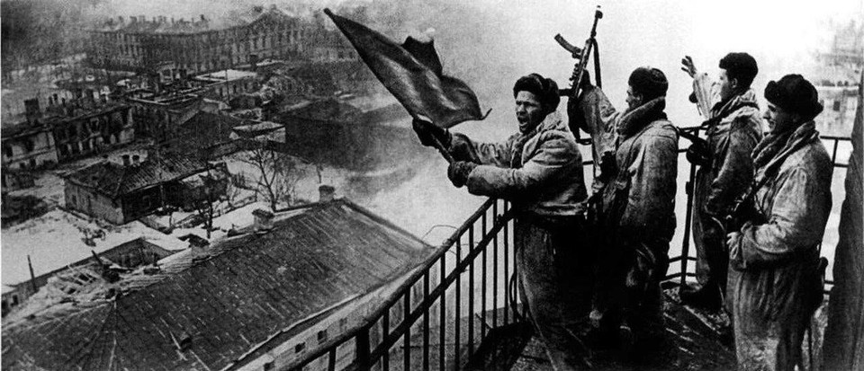 Tháng 1 và 2 năm 1944, Hồng quân Liên Xô phản công ở Leningrad, giải vây thành phố này sau 900 ngày đêm chiến đấu kiên cường với quân Đức. Ngày 27/1/1944, Leningrad chính thức thoát khỏi chiến dịch bao vây kéo dài nhất trong lịch sử chiến tranh. (Ảnh: Tư liệu quốc tế/TTXVN phát)