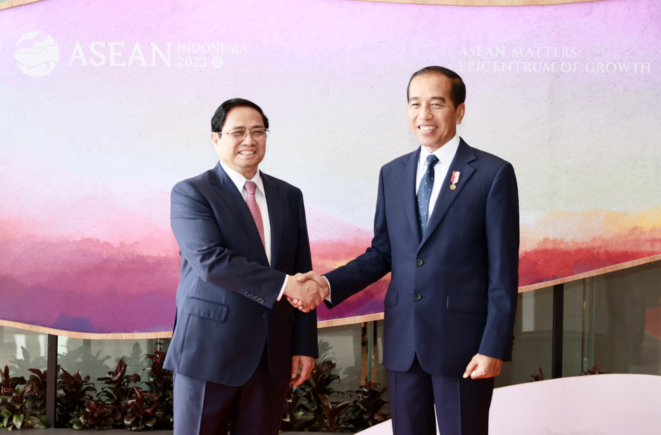 Thủ tướng Phạm Minh Chính và Tổng thống Indonesia Joko Widodo tại Labuan Bajo. (Ảnh: Dương Giang/TTXVN)