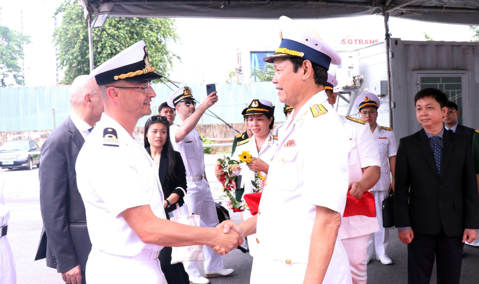 Đại tá Lê Nam Sơn, Phó Lữ đoàn trưởng Lữ đoàn 125, Bộ Tư lệnh Vùng 2 Hải quân đón Trung tá Giovanni Monno chỉ huy tàu ITS Morosini sau khi cập bến cảng Thành phố Hồ Chí Minh. (Ảnh: Xuân Khu/TTXVN)