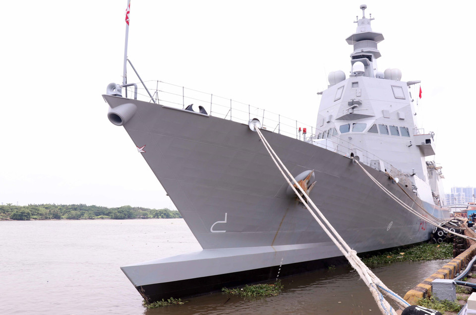 Tàu ITS Morosini dài 143m, được thiết kế mũi kép xuyên sóng đặc biệt nhằm tối ưu hóa hiệu suất hoạt động trên biển. (Ảnh: Xuân Khu/TTXVN)