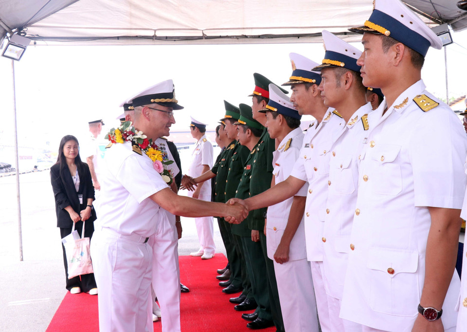 Các sỹ quan, chiến sỹ Hải quân, bộ đội biên phòng chào đón Trung tá Giovanni Monno chỉ huy tàu ITS Morosini sau khi cập bến cảng Thành phố Hồ Chí Minh. (Ảnh: Xuân Khu/TTXVN)