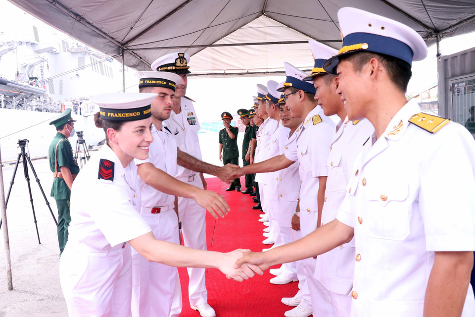 Các sỹ quan, thủy thủ tàu ITS Morosini được chào đón sau khi cập bến cảng Thành phố Hồ Chí Minh. (Ảnh: Xuân Khu/TTXVN)