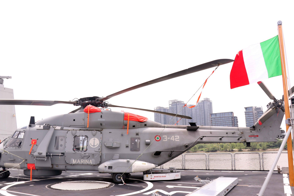 Tàu ITS Morosini mang theo một máy bay trực thăng SH90. (Ảnh: Xuân Khu/TTXVN)