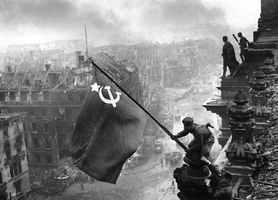 Chiến sỹ Hồng quân thuộc Phương diện quân Byelorussia 1 cắm lá cờ chiến thắng lên nóc Nhà Quốc hội Đức, chiều 30/4/1945. (Ảnh: Tư liệu quốc tế/TTXVN phát)
