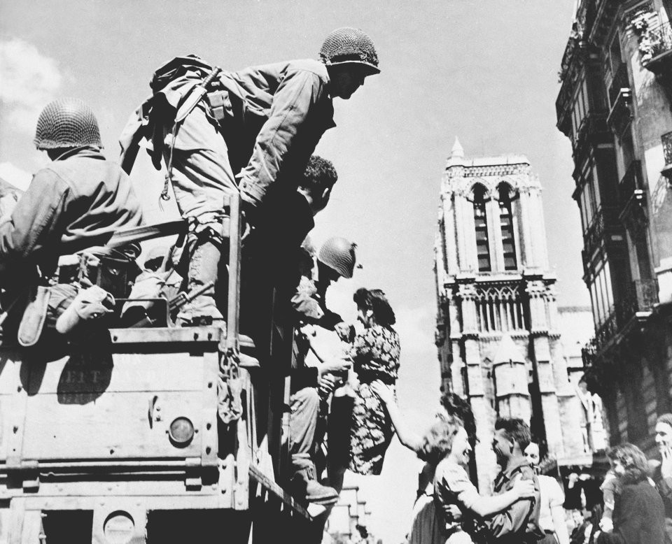Các cô gái Pháp chào mừng binh lính Mỹ tiến vào giải phóng Paris, ngày 28/8/1944. (Ảnh: Tư liệu quốc tế/TTXVN phát)