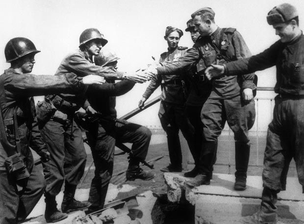 Ngày 25/4/1945, bên bờ sông Elbe, những người lính của quân đội Liên Xô từ phía Đông và Mỹ từ phía Tây gặp nhau, đánh dấu cột mốc quan trọng, bước ngoặt của cuộc Chiến tranh Thế giới thứ hai trong việc chia cắt quân đội phátxít Đức thành hai phần, đưa cuộc chiến tranh đến gần ngày kết thúc hơn. (Ảnh: Tư liệu quốc tế/TTXVN phát)