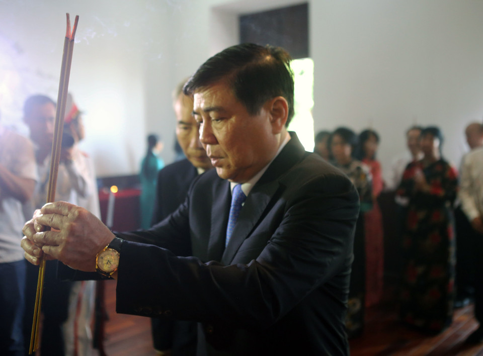 Chủ tịch UBND Thành phố Hồ Chí Minh Nguyễn Thành Phong dâng hương tưởng niệm Chủ tịch Hồ Chí Minh. (Ảnh: Thành Chung/TTXVN)