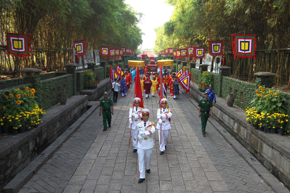 Nghi thức dâng cúng bánh tét Quốc tổ Hùng Vương tại Đền thượng Khu tưởng niệm các Vua Hùng thuộc Công viên Lịch sử văn hóa dân tộc, Quận 9. (Ảnh: Thanh Vũ/TTXVN)