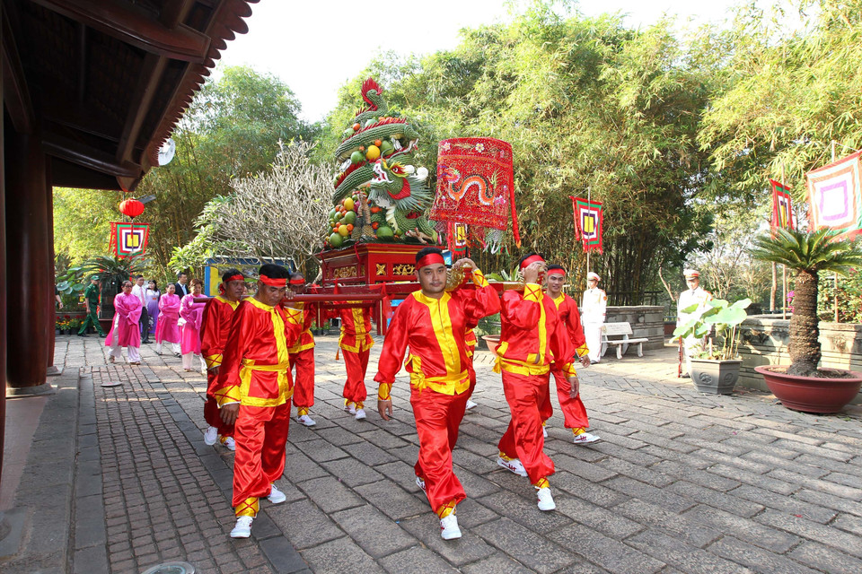 Nghi thức dâng cúng bánh tét Quốc tổ Hùng Vương tại Đền thượng Khu tưởng niệm các Vua Hùng thuộc Công viên Lịch sử văn hóa dân tộc, Quận 9. (Ảnh: Thanh Vũ/TTXVN)