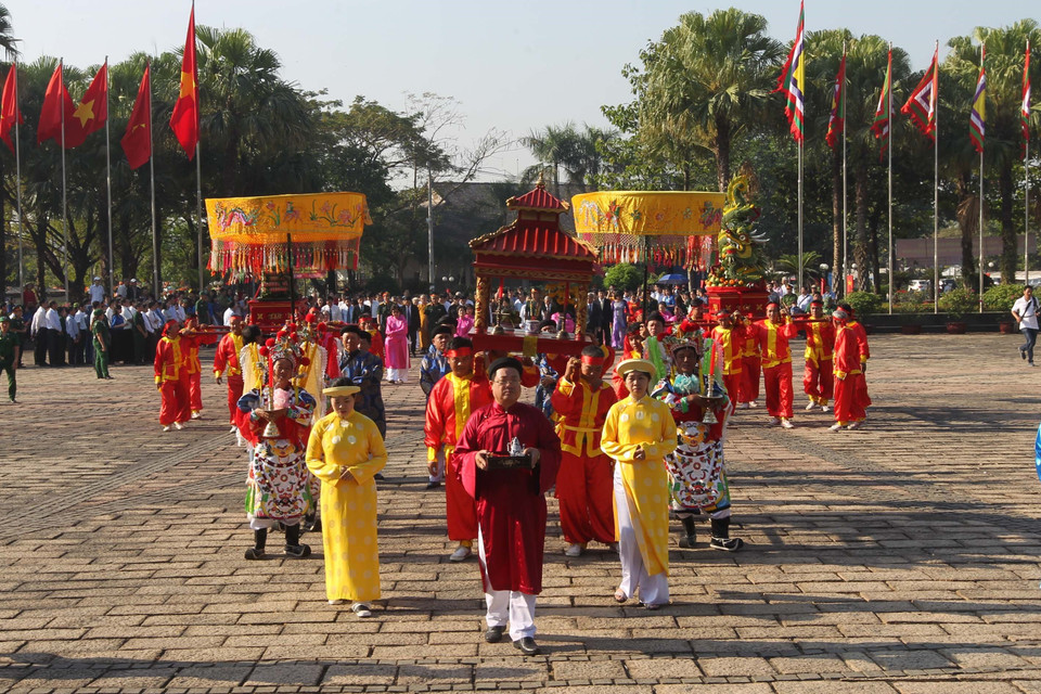 Lễ dâng cúng bánh tét Quốc tổ Hùng Vương. (Ảnh: Thanh Vũ/TTXVN)