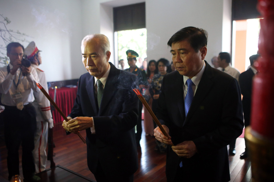 Các đại biểu dâng hương tưởng niệm Chủ tịch Hồ Chí Minh. (Ảnh: Thành Chung/TTXVN)