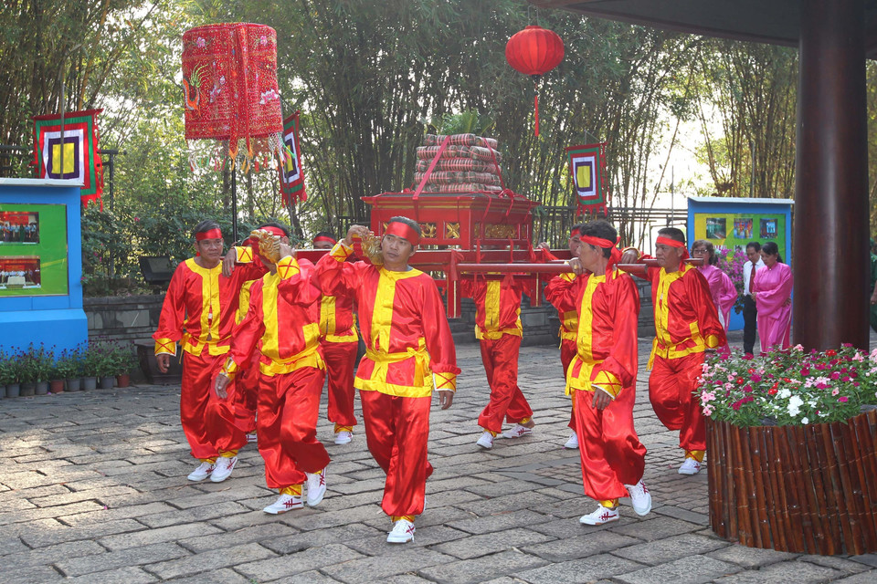 Nghi thức dâng cúng bánh tét Quốc tổ Hùng Vương tại Đền thượng Khu tưởng niệm các Vua Hùng thuộc Công viên Lịch sử văn hóa dân tộc, Quận 9. (Ảnh: Thanh Vũ/TTXVN)