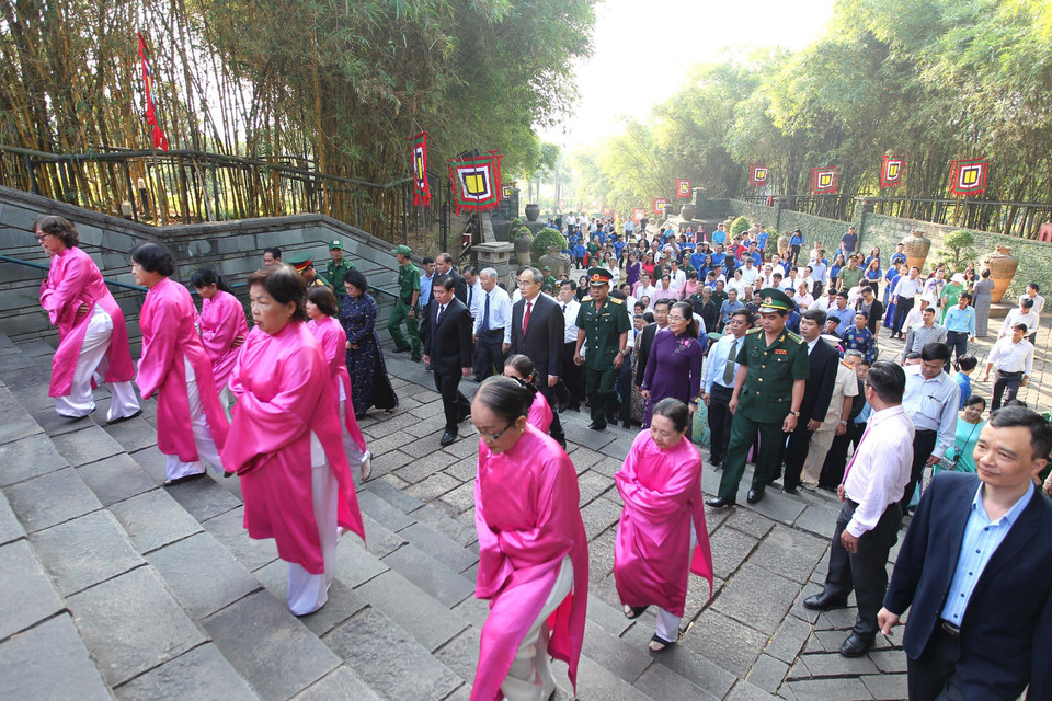 Lãnh đạo Thành phố Hồ Chí Minh cùng đông đảo người dân dự Lễ dâng cúng bánh tét Quốc tổ Hùng Vương tại Đền thượng Khu tưởng niệm các Vua Hùng thuộc Công viên Lịch sử văn hóa dân tộc, Quận 9. (Ảnh: Thanh Vũ/TTXVN)