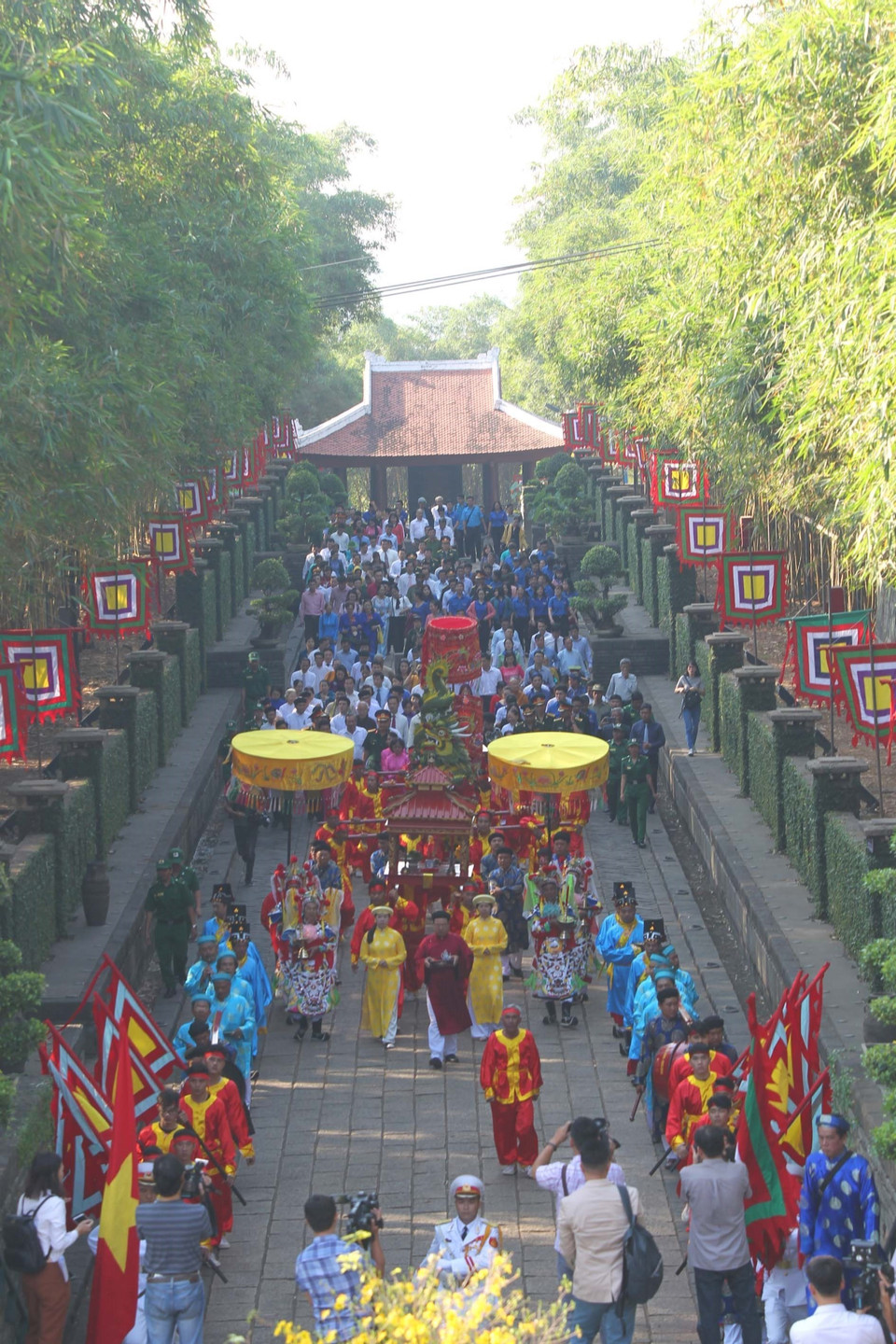 Lễ dâng cúng bánh tét Quốc tổ Hùng Vương. (Ảnh: Thanh Vũ/TTXVN)