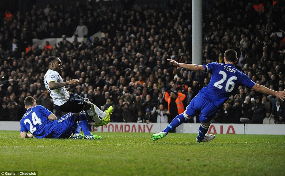 Phút 44, Danny Rose nâng tỷ số lên 2-1 sau pha băng vào dứt điểm dũng mãnh.