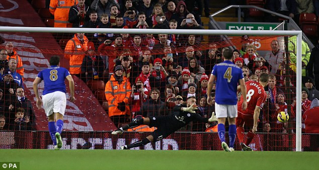 Trong khi đó, Liverpool dù dẫn trước 2-0 nhờ cú đúp của Gerrard vẫn chỉ giành 1 điểm trước Leicester City