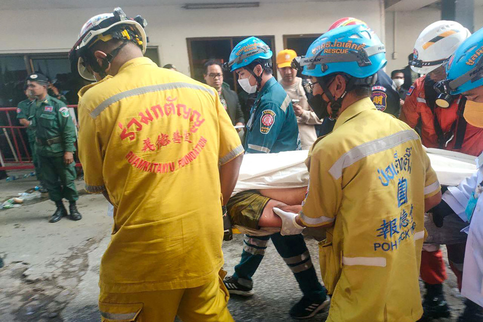 Lực lượng cứu hộ chuyển nạn nhân tại hiện trường vụ hỏa hoạn. (Ảnh: AFP/TTXVN)h