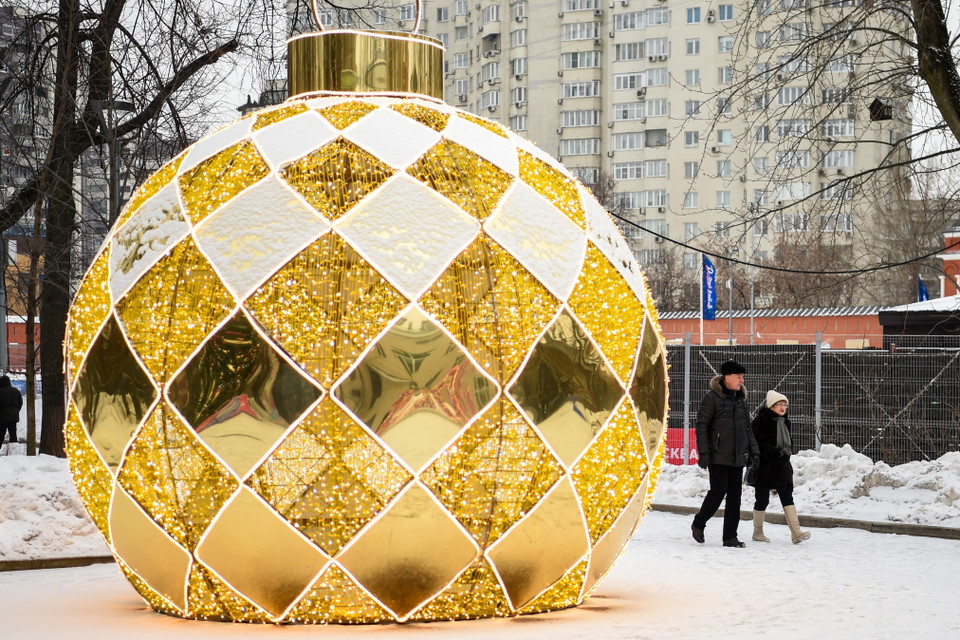 Đường phố được trang hoàng chào đón Năm mới tại Moskva, Nga, ngày 27/12/2022. ((Ảnh: THX/TTXVN))