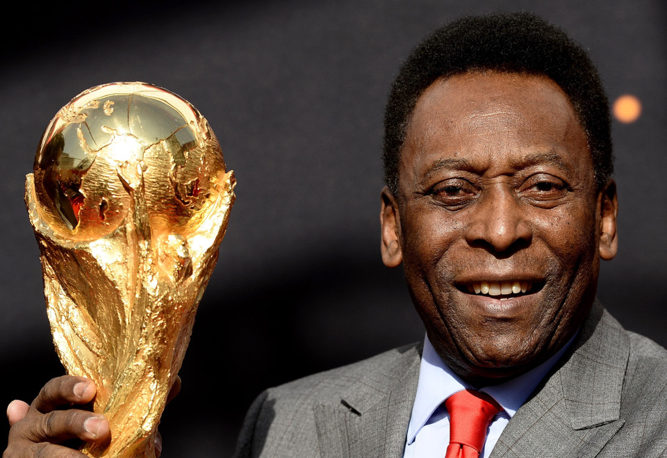 “Vua bóng đá” Pelé - người vươn lên từ nghèo khó để trở thành một trong những vận động viên vĩ đại và nổi tiếng nhất lịch sử hiện đại - đã trút hơi thở cuối cùng tại bệnh viện Albert Einstein ở Sao Paulo, Brazil ngày 29/12/2022. Bệnh viện nơi ông điều trị trong những ngày tháng cuối đời xác nhận ngôi sao bóng đá người Brazil qua đời do “suy đa tạng từ biến chứng của ung thư ruột kết”. (Ảnh: AFP/TTXVN)