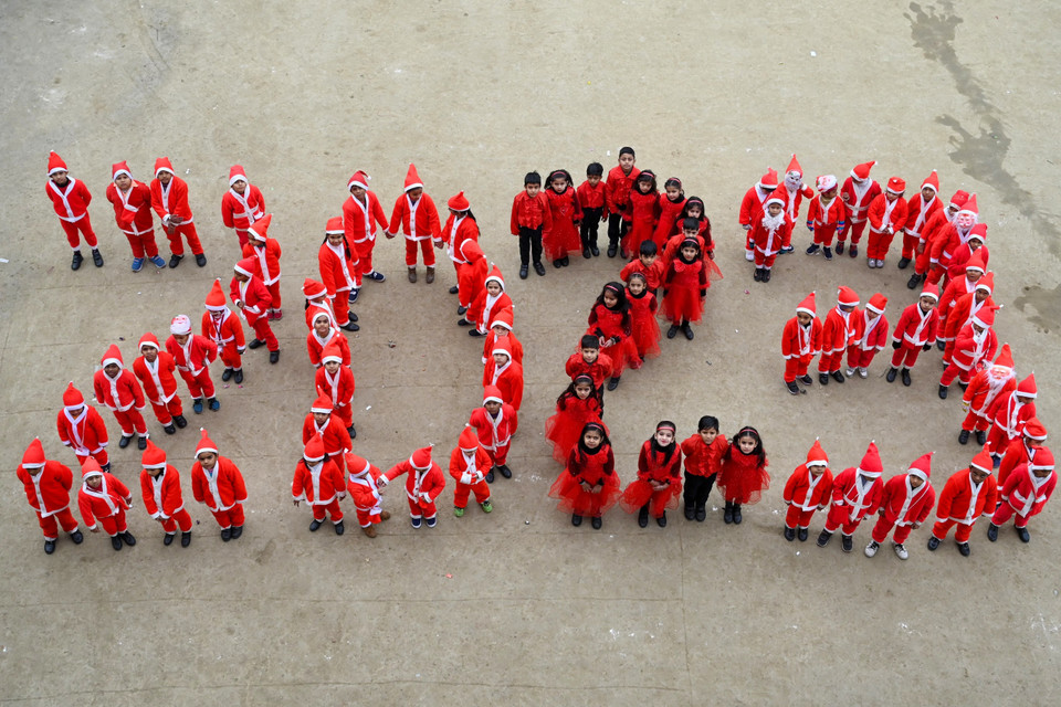 Trẻ em trong trang phục Ông già Noel xếp thành hình 2023 để chào đón Giáng sinh và Năm Mới, tại Amritsar, Ấn Độ, ngày 24/12/2022. (Ảnh: AFP/TTXVN)