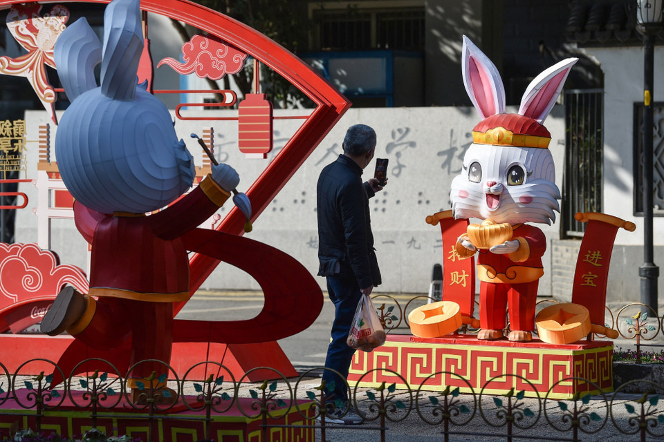 Trưng bày đèn lồng chào đón Năm mới tại Nam Kinh, tỉnh Giang Tô, Trung Quốc. (Ảnh: AFP/TTXVN)