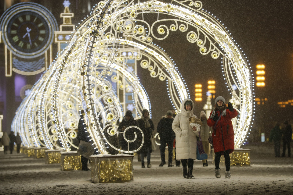 Đường phố được trang hoàng chào đón Năm mới tại Moskva, Nga, ngày 27/12/2022. ((Ảnh: THX/TTXVN))