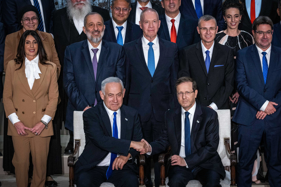 Tổng thống Israel Isaac Herzog (phải, trước) và Thủ tướng Benjamin Netanyahu (trái, trước) chụp ảnh chung với các thành viên nội các mới tại Jerusalem ngày 29/12/2022. ((Ảnh: THX/TTXVN))