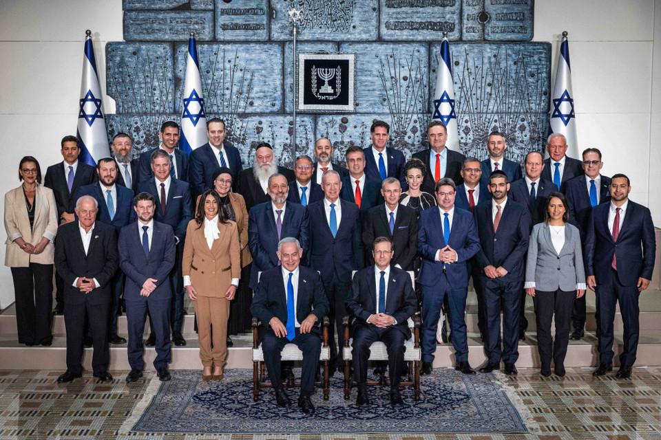 Chính phủ lần thứ 37 của Israel ngày 29/12/2022 đã tuyên thệ nhậm chức, sau khi Quốc hội nước này thông qua với 63 phiếu thuận và 54 phiếu chống trong tổng số 120 nghị sĩ. Đây là Chính phủ thứ 6 do Thủ tướng Benjamin Netanyahu dẫn đầu và là Chính phủ liên minh cánh hữu nhất trong lịch sử nước này. ((Ảnh: THX/TTXVN))