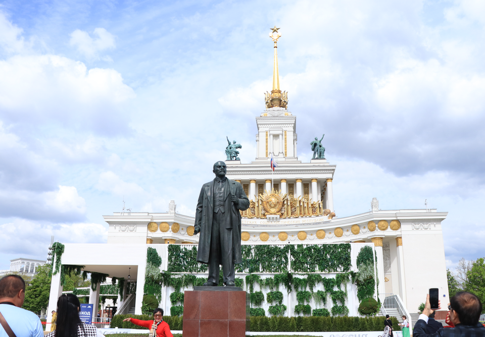 Ngay sau cổng chính của khu trung tâm triển lãm là bức tượng Vladimir Lenin. Tượng đứng trước phòng trưng bày 1, cũng được xây dựng vào năm 1954. (Ảnh: Hùng Võ/Vietnam+)