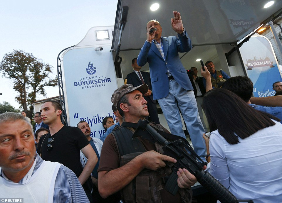 Bức ảnh chụp ông Recep Erdogan tại Istanbul ngày 16/7 với các vệ sỹ được trang bị vũ khí hạng nặng vây quanh, nói rằng vụ đảo chính là một 'món quà của Chúa'. (Nguồn: DailyMail)