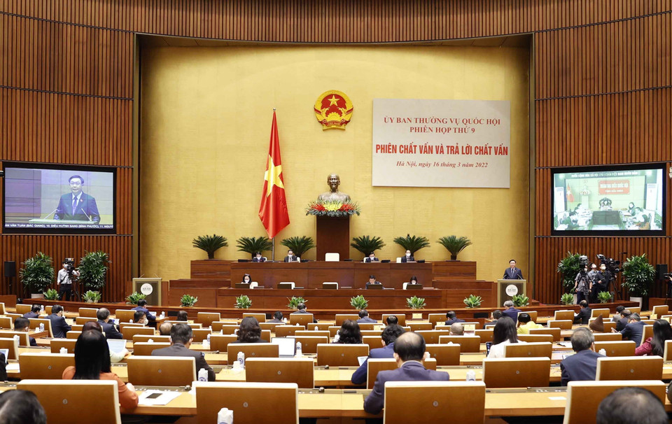 Quang cảnh phiên chất vấn và trả lời chất vấn các thành viên Chính phủ. (Ảnh: Doãn Tấn/TTXVN)