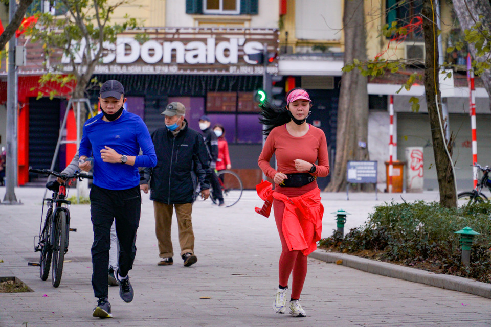 Người dân tranh thủ tập thể dục. (Ảnh: Minh Hiếu/Vietnam+)