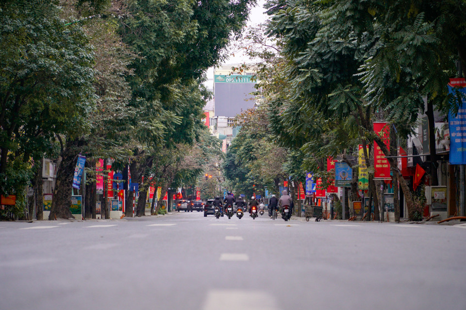 8 giờ sáng ngày 1/2 (mùng 1 Tết), hầu hết các tuyến phố tại Hà Nội vắng vẻ, nhiệt độ ở mức 12 độ C, thời tiết khá lạnh nên có ít người ra ngoài đường. (Ảnh: Minh Hiếu/Vietnam+)