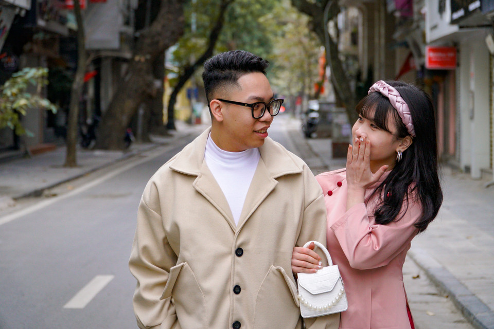 Đôi bạn trẻ Phương và Long (Thanh Trì, Hà Nội) từ sớm đã lên phố để chụp ảnh kỷ niệm, tạo khoảnh khắc đáng nhớ trong ngày đầu năm mới. (Ảnh: Minh Hiếu/Vietnam+)