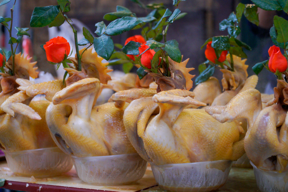 Gà cúng tại đây đang có giá dao động khoảng 500.000-600.000 đồng/con có trọng lượng từ 1,5-2kg. Dù giá cao nhưng vẫn hút khách, người mua phải xếp hàng tới lượt. (Ảnh: Minh Hiếu/Vietnam+)