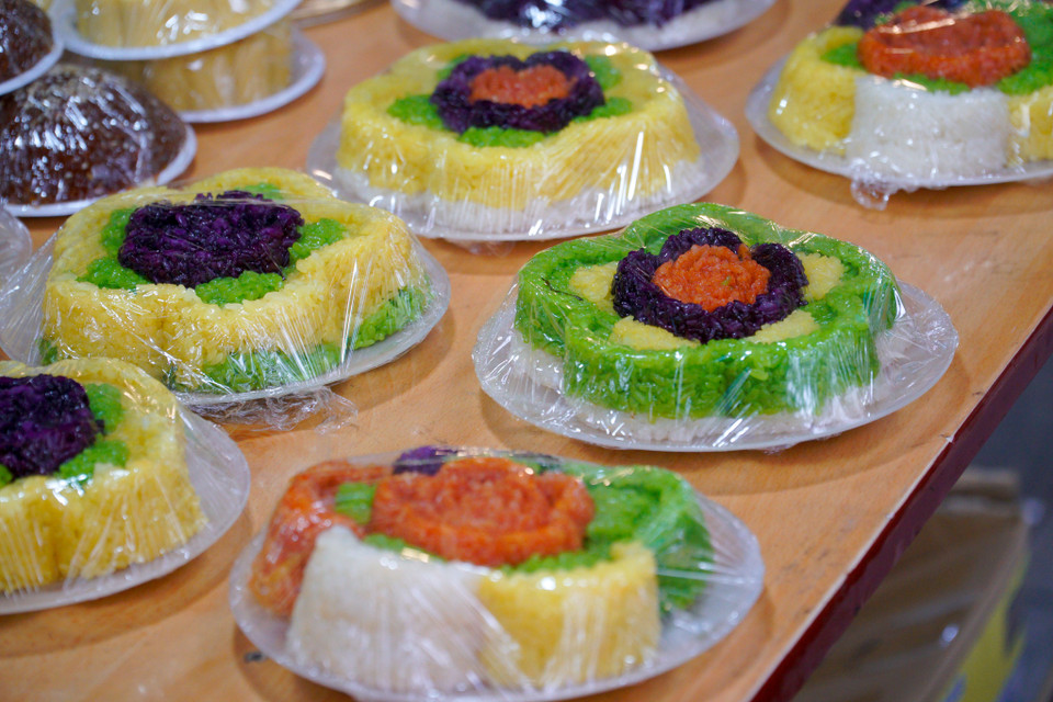 Xôi ngũ sắc được nhiều người lựa chọn. (Ảnh: Minh Hiếu/Vietnam+)