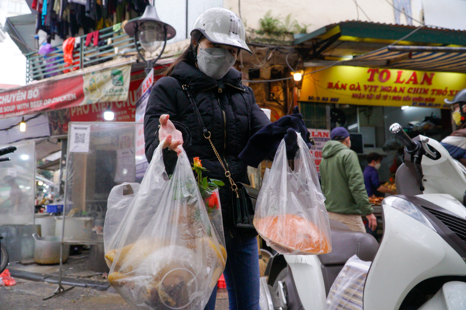 Hơn 5 năm trung thành với đồ cúng lễ, đồ ăn sẵn ở khu chợ Hàng Bè, chị Mai Anh (quận Long Biên) cho hay: 'Chỉ mua vài ba món đã hết cả triệu đồng nhưng đồ ăn tại đây rất ngon và xứng đáng với giá tiền.' (Ảnh: Minh Hiếu/Vietnam+)