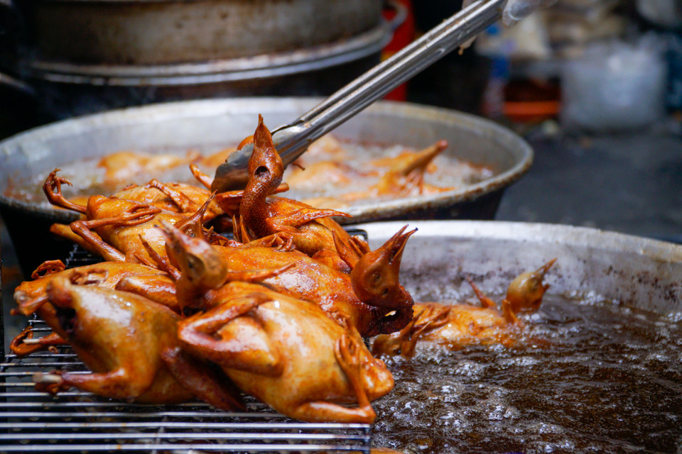 Không chỉ gà, chim quay cũng là món được nhiều người mua để thắp hương trong hôm nay. (Ảnh: Minh Hiếu/Vietnam+)