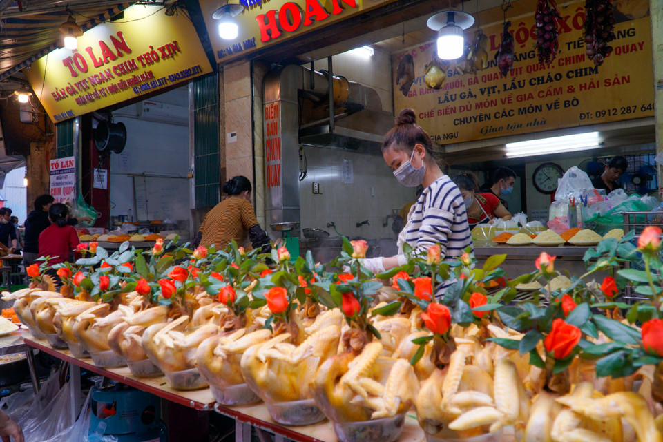 Một trong những món ‘đặc sắc’ của khu chợ này là gà ngậm hoa hồng. (Ảnh: Minh Hiếu/Vietnam+)