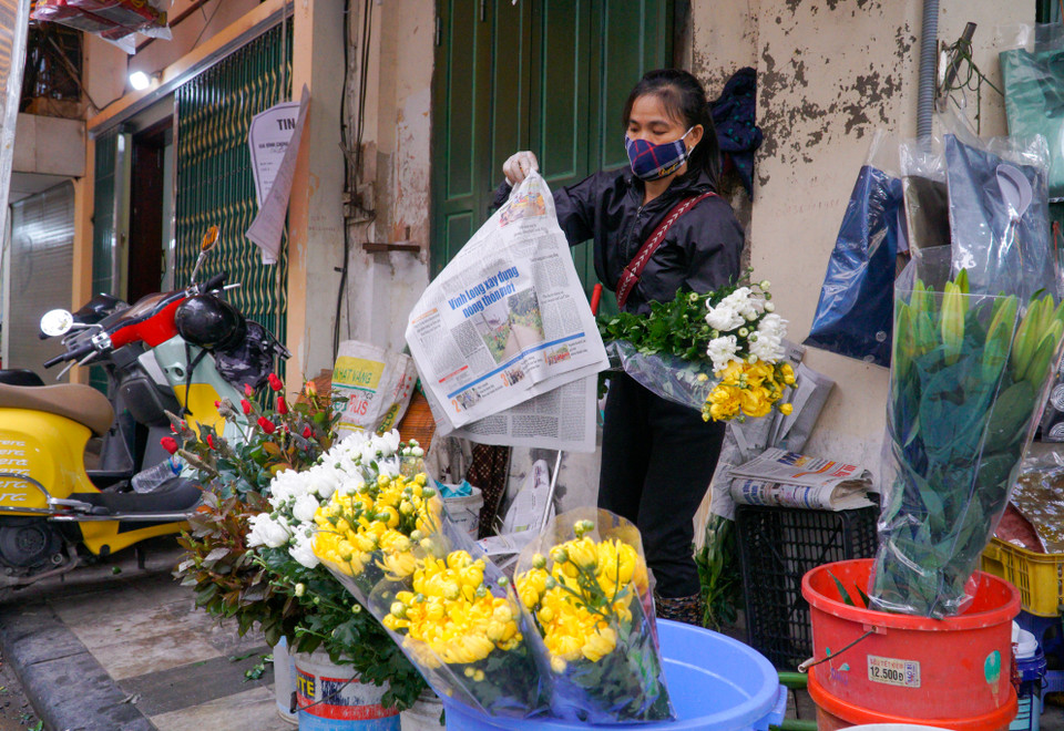 Hoa tươi dành cho cúng lễ không tăng mạnh so với những ngày trước đó. Giá của 10 cành hoa cúc là 100.000 đồng... (Ảnh: Minh Hiếu/Vietnam+)