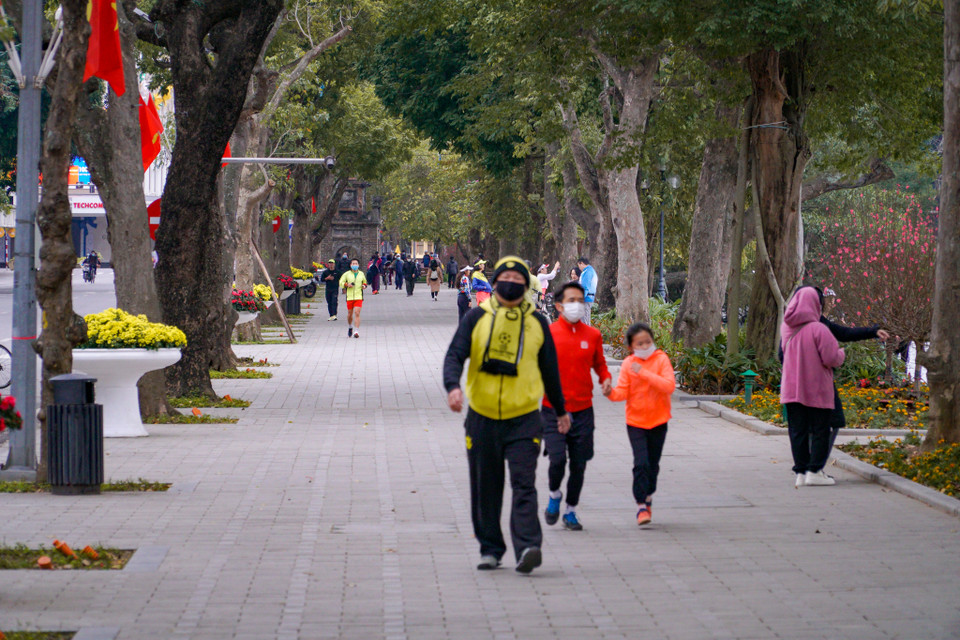 Nhiều người tranh thủ dậy sớm dạo quanh hồ Hoàn Kiếm để cảm nhận không khí tại Thủ đô Hà Nội. (Ảnh: Minh Hiếu/Vietnam+)