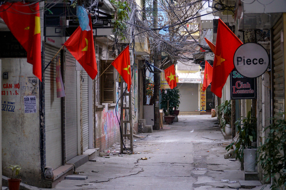 Cờ đỏ sao vàng từ ngoài phố cho đến những con ngõ nhỏ. (Ảnh: Minh Hiếu/Vietnam+)
