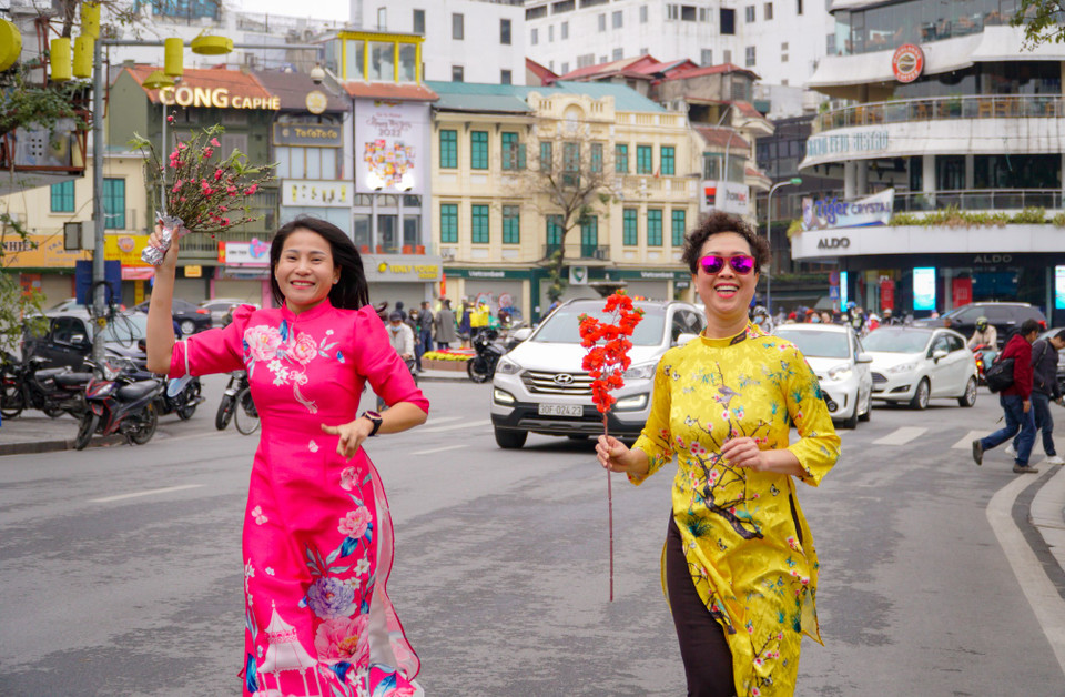 Mọi người đều hy vọng những điều tốt đẹp sẽ đến trong năm mới. (Ảnh: Minh Hiếu/Vietnam+)