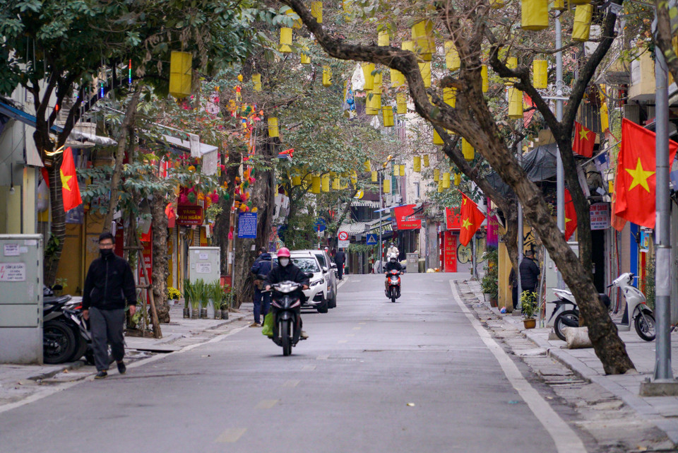 Phố cổ Hà Nội trong khung cảnh đầu năm khác hẳn với ngày thường bởi người dân buôn bán tấp nập, chật chội và không thể có được không khí trong lành, yên tĩnh như sáng mùng 1 Tết. (Ảnh: Minh Hiếu/Vietnam+)