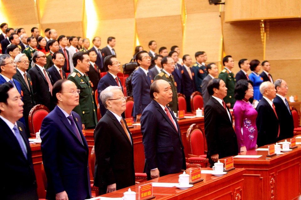  Thủ tướng Nguyễn Xuân Phúc với các đại biểu thực hiện nghi thức chào cờ. (Ảnh: An Đăng/TTXVN)