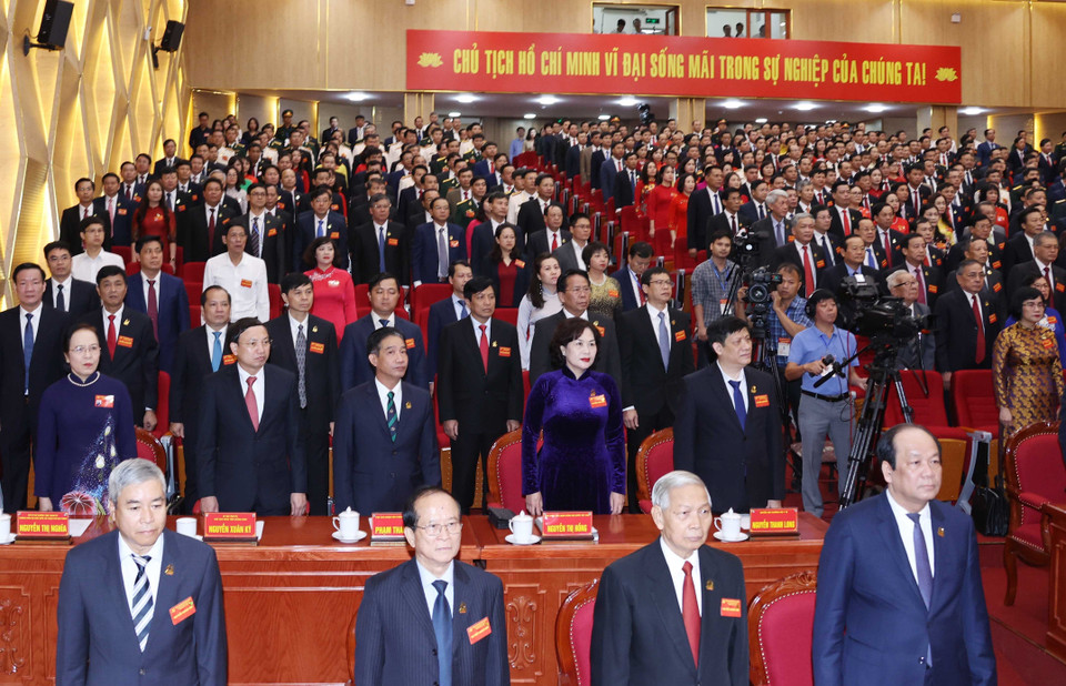 Các đại biểu thực hiện nghi thức chào cờ. (Ảnh: Thống Nhất/TTXVN)