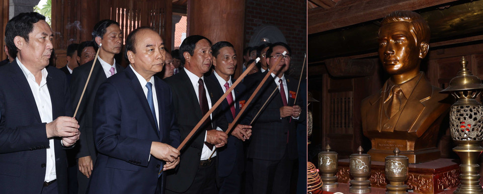 Thủ tướng Nguyễn Xuân Phúc và các đại biểu dâng hương tưởng niệm đồng chí Nguyễn Đức Cảnh (Bí thư đầu tiên của Thành ủy Hải Phòng) trước khai mạc Đại hội. (Ảnh: Thống Nhất/TTXVN)