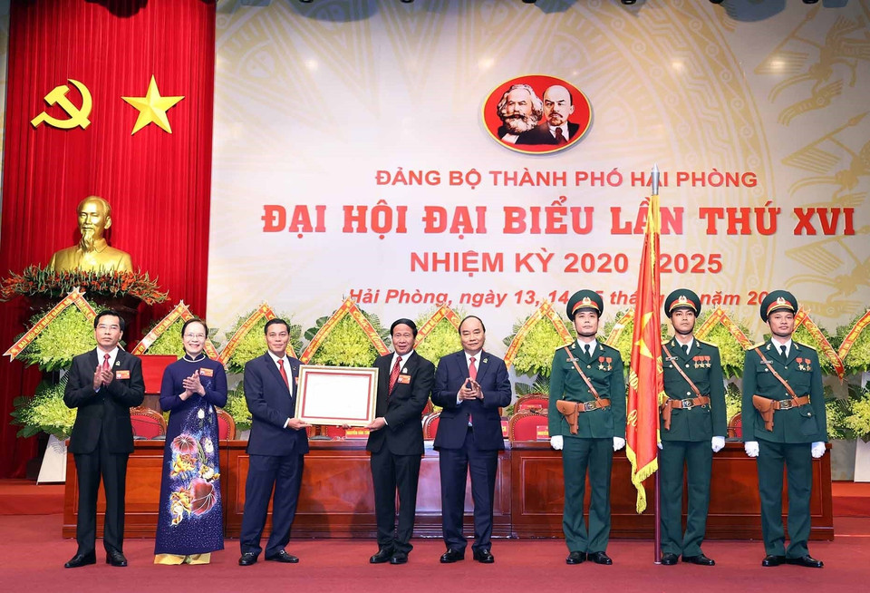 Thủ tướng Nguyễn Xuân Phúc, Chủ tịch Hội đồng Thi đua-Khen thưởng Trung ương trao tặng Huân chương Hồ Chí Minh cho Đảng bộ, chính quyền và nhân dân thành phố Hải Phòng tại Đại hội. (Ảnh: Thống Nhất/TTXVN)