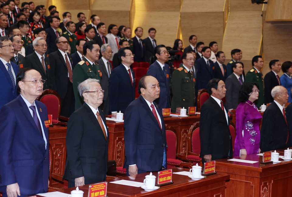 Thủ tướng Nguyễn Xuân Phúc và các đại biểu thực hiện nghi thúc chào cờ. (Ảnh: Thống Nhất/TTXVN)