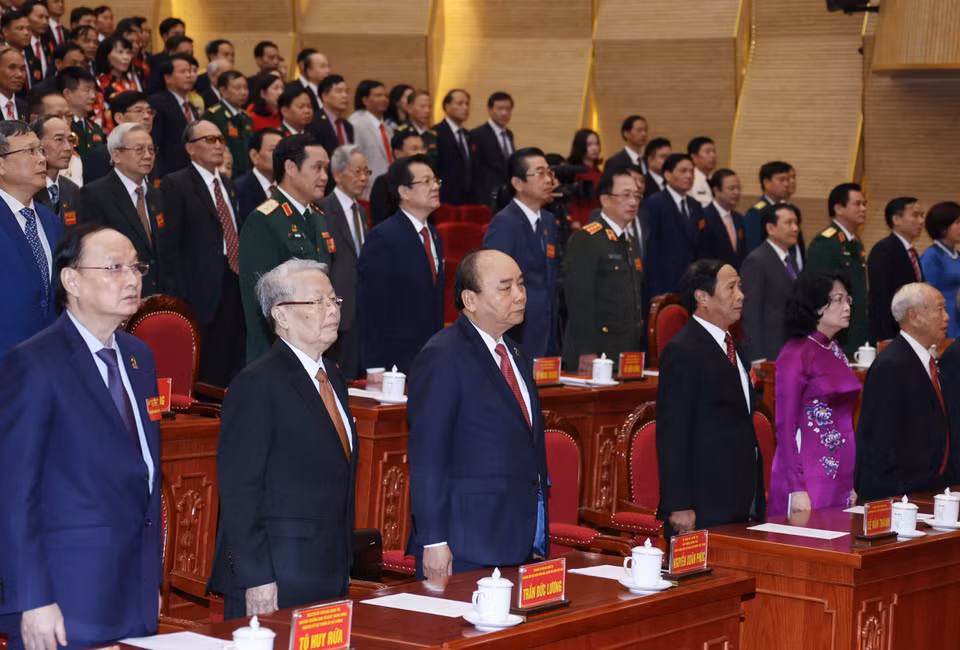 Thủ tướng Nguyễn Xuân Phúc và các đại biểu thực hiện nghi thúc chào cờ. (Ảnh: Thống Nhất/TTXVN)